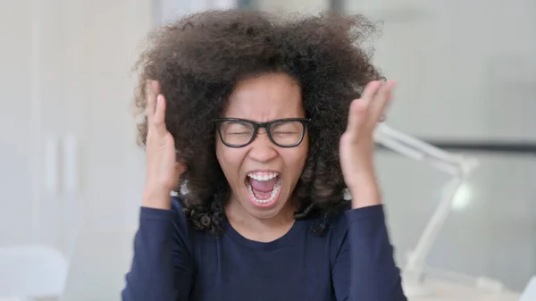 Mujer africana enojada gritando, gritando — Foto de Stock