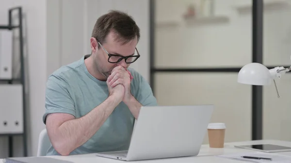 Junger Mann mit Laptop ist wütend und enttäuscht — Stockfoto