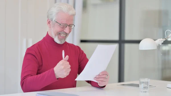 Happy Old Man Czytanie dokumentów w pracy — Zdjęcie stockowe