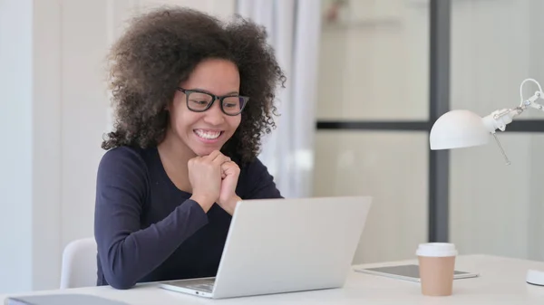 Överraskad afrikansk kvinna känner sig upphetsad på jobbet — Stockfoto