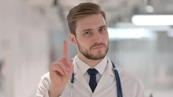 指のジェスチャーで兆候を示さない男性医師 — ストック写真