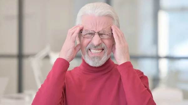 Porträtt av gamle man med huvudvärk — Stockfoto