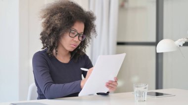 İşte Belgeleri Okuyan Afrikalı Kadın 