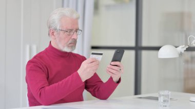 Online Shopping on Smartphone by Yaşlı Adam