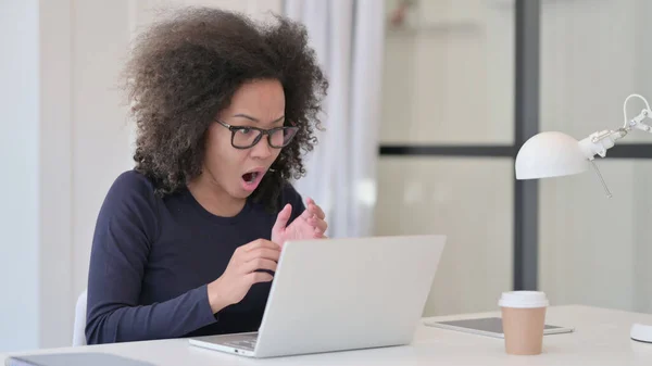 Mulher Africano ter perda ao usar Laptop — Fotografia de Stock