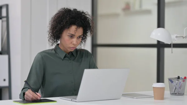 Mulher Africano Projetando em Tablet enquanto estiver usando Laptop — Fotografia de Stock