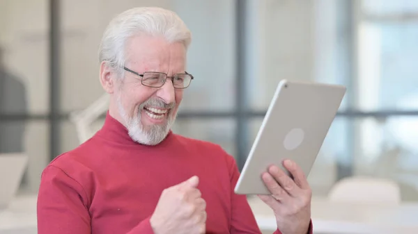 Alter Mann feiert Sieg auf Tablet — Stockfoto
