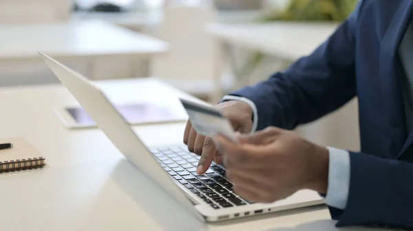 Online-Shopping-Zahlung auf dem Laptop von afrikanischen Geschäftsmann, Nahaufnahme — Stockfoto