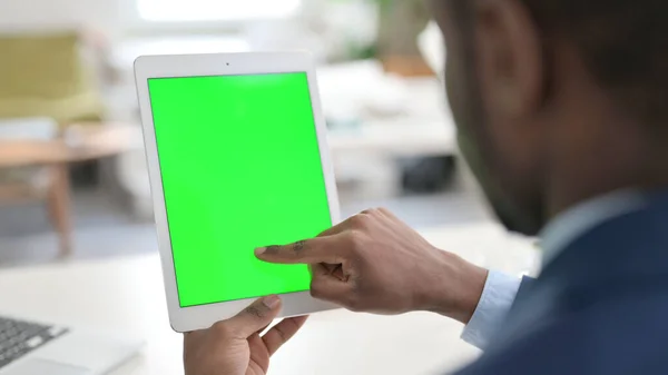 Uomo d'affari africano che utilizza Tablet con schermo chiave cromo verde — Foto Stock