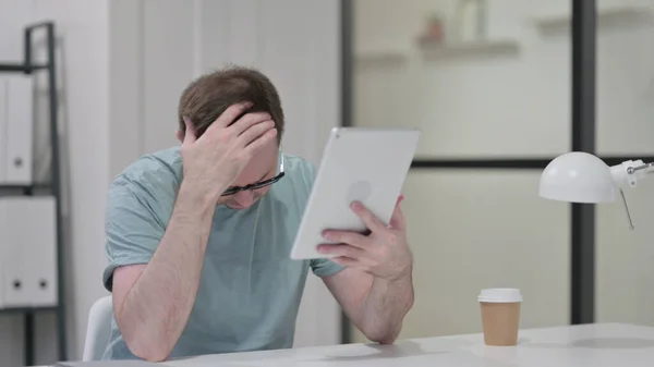 Enttäuschter Mann reagiert auf Verlust am Tablet — Stockfoto