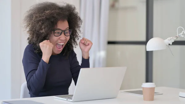 Glad afrikansk kvinna firar på laptop — Stockfoto