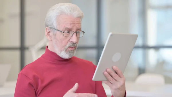 Appel vidéo sur tablette par vieil homme — Photo