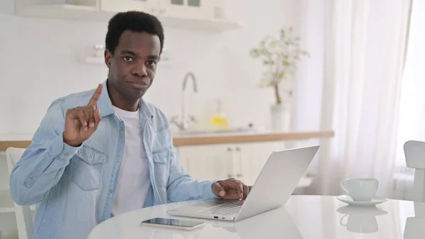 Homem Africano com Laptop dizendo Não com Dedo — Fotografia de Stock