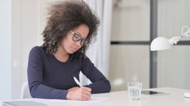 Afrikalı Kadın İşyerinde Kağıt Yazıyor