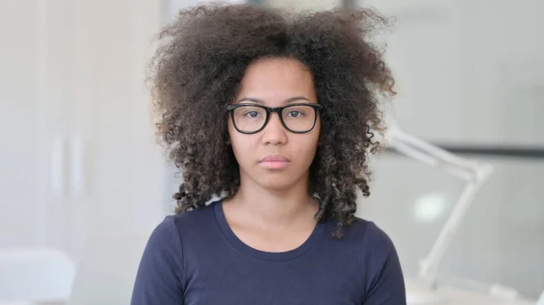 Reife afrikanische Frau schaut in die Kamera — Stockfoto