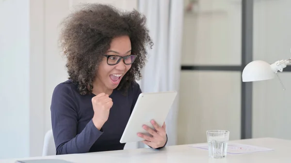 Framgångsrik afrikansk kvinna firar på Tablet at Work — Stockfoto