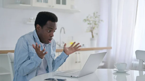 Africký muž reaguje na selhání doma — Stock fotografie