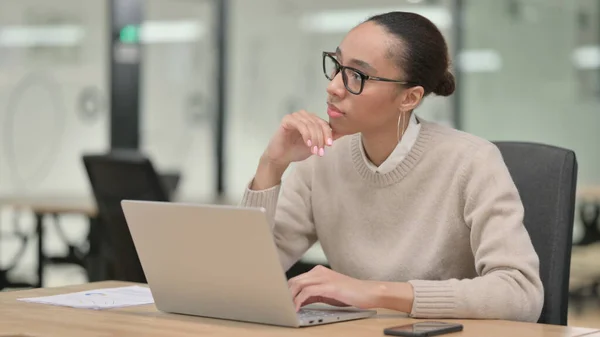 Femme d'affaires africaine pensive remue-méninges au travail — Photo