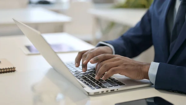 Mani di imprenditori africani digitando sul computer portatile, Primo piano — Foto Stock