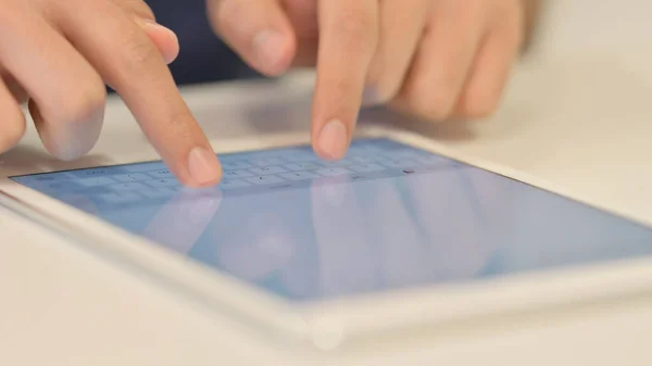 Primo piano di mani maschili utilizzando Tablet, scorrimento — Foto Stock