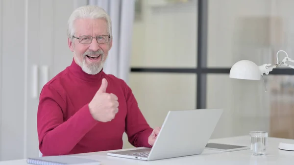 Thumbs Up by Old Man with Laptop at Work — ストック写真