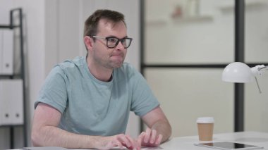 Hayal kırıklığına uğramış genç adam iş yerinde endişeli hissediyor.