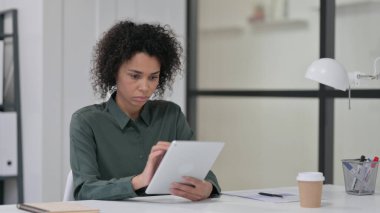 İş yerinde Tablet Kullanan Afrikalı Kadın