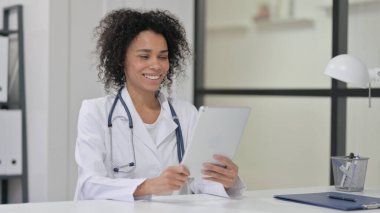Afrikalı Kadın Doktor 'un Tabletteki Video Sohbeti
