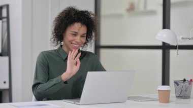 Afrikalı Kadın tarafından Laptop Online Görüntülü Sohbet