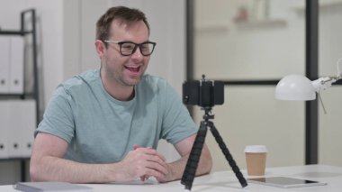 Genç Adam Smartphone 'da Video Kayıt, Bloglama