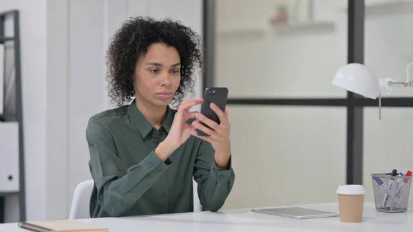 Mulher Africana Navegando na Internet no Smartphone no Trabalho — Fotografia de Stock