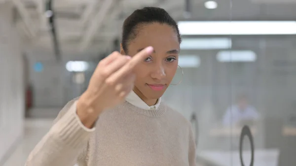 Irritada mulher africana mostrando dedo médio, lançando — Fotografia de Stock