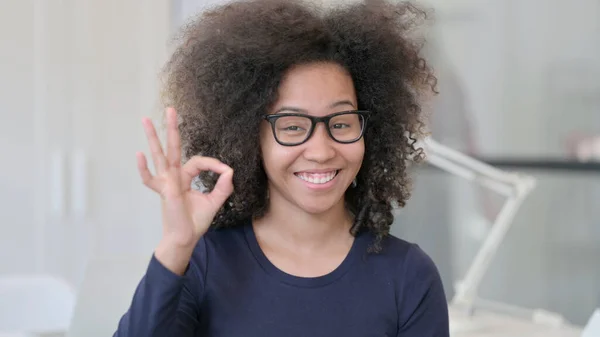 Afrikanerin zeigt Okay-Zeichen per Hand — Stockfoto