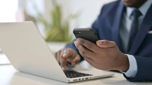 Primo piano di uomo d'affari africano utilizzando Smartphone — Foto Stock