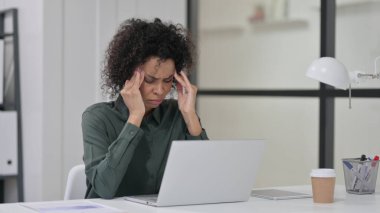 Dizüstü bilgisayar kullanırken başı ağrıyan Afrikalı Kadın
