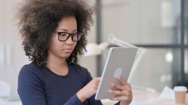 Dijital Tablet kullanan Afrikalı Kadın