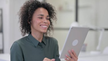 Afrikalı Kadın 'ın Tablet' teki Video Sohbeti