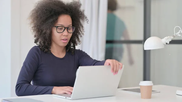 Mulher Africana fechando Laptop indo embora — Fotografia de Stock