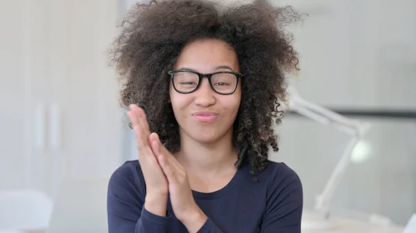 Porträt einer Afrikanerin, die klatscht, würdigt — Stockfoto