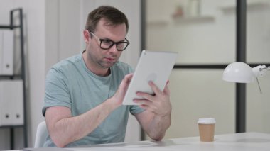 İş yerinde Tablet kullanan genç adam