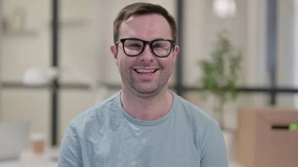 Positif jeune homme souriant à la caméra — Photo