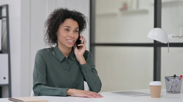 Afrikalı Kadın İş Yerinde Telefonda Konuşuyor — Stok fotoğraf