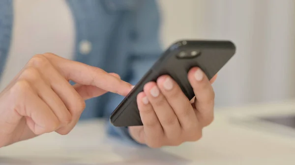 Close up of Hands of African Woman using Smartphone — Stock Photo, Image