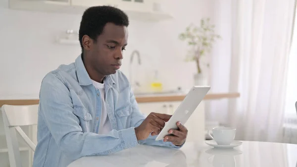 African Man za pomocą tabletu w domu — Zdjęcie stockowe