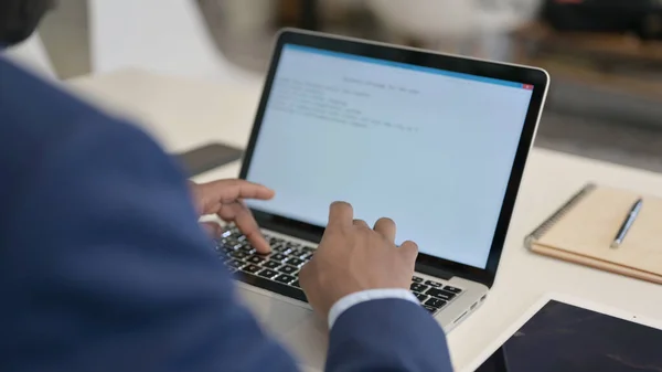 Hände afrikanischer Geschäftsleute von hinten, die auf Laptop tippen, aus nächster Nähe — Stockfoto