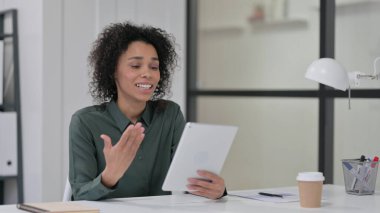 İşteki Afrikalı Kadın 'ın Tabletteki Video Sohbeti