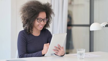 İşteki Afrikalı Kadın 'ın Tabletteki Görüntü Çağrısı 