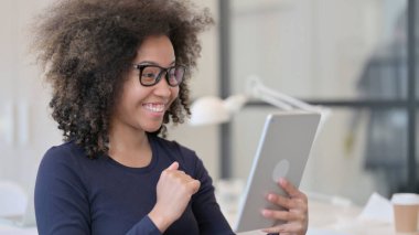 Afrikalı Kadın 'ın Tabletteki Video Çağrısı 