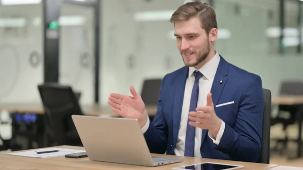 Empresario hablando en videollamada en el ordenador portátil — Foto de Stock