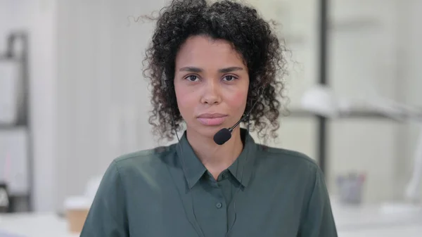Mulher Africana usando fone de ouvido, Call Center Worker — Fotografia de Stock